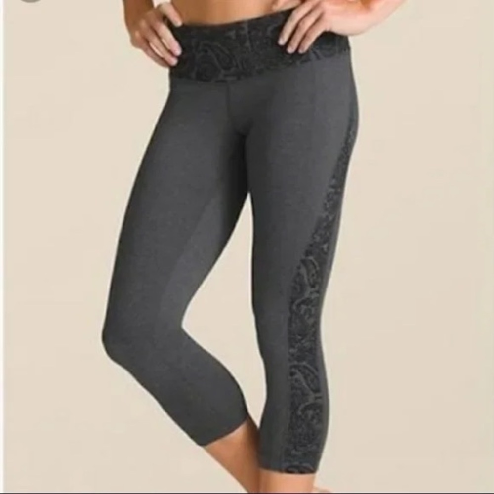 Athleta Splits Revelation Charcoal Gray Black Paisley Capri Leggings size xs